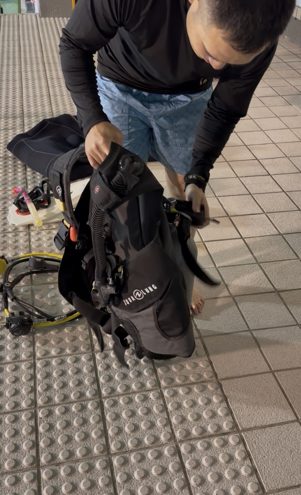 ダイビングライセンス取得の第一歩！少人数制プール講習の様子